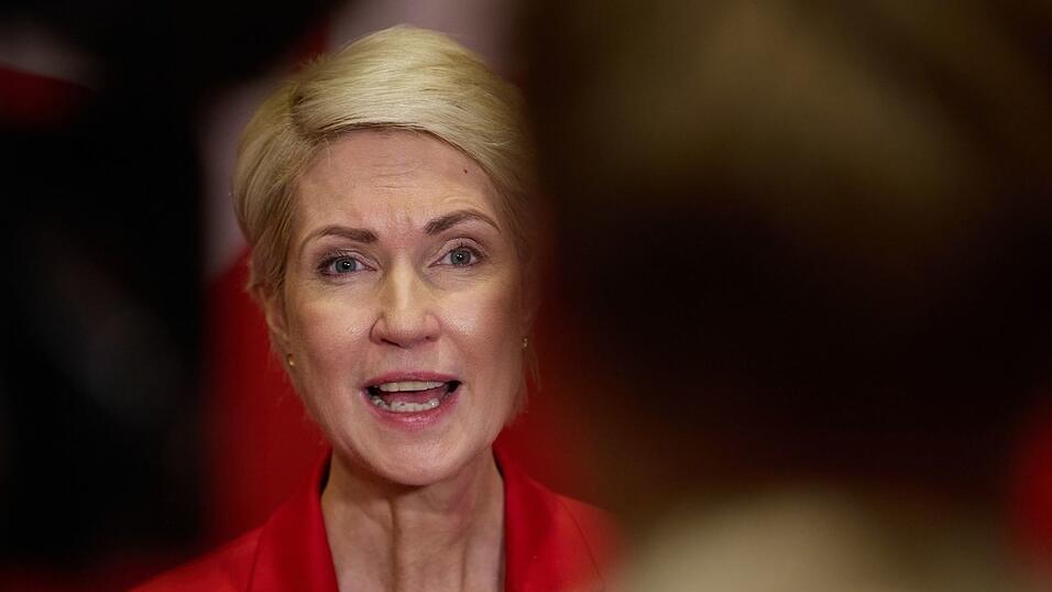 Wenn es nach der SPD in Mecklenburg-Vorpommern gehe, könne es schon am Montag mit den Koalitionsverhandlungen losgehen, sagte Ministerpräsidentin Manuela Schwesig. Wenn es nach der SPD in Mecklenburg-Vorpommern gehe, könne es schon am Montag mit den Koalitionsverhandlungen losgehen, sagte Ministerpräsidentin Manuela Schwesig.
