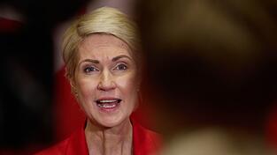 Wenn es nach der SPD in Mecklenburg-Vorpommern gehe, könne es schon am Montag mit den Koalitionsverhandlungen losgehen, sagte Ministerpräsidentin Manuela Schwesig. Wenn es nach der SPD in Mecklenburg-Vorpommern gehe, könne es schon am Montag mit den Koalitionsverhandlungen losgehen, sagte Ministerpräsidentin Manuela Schwesig.
