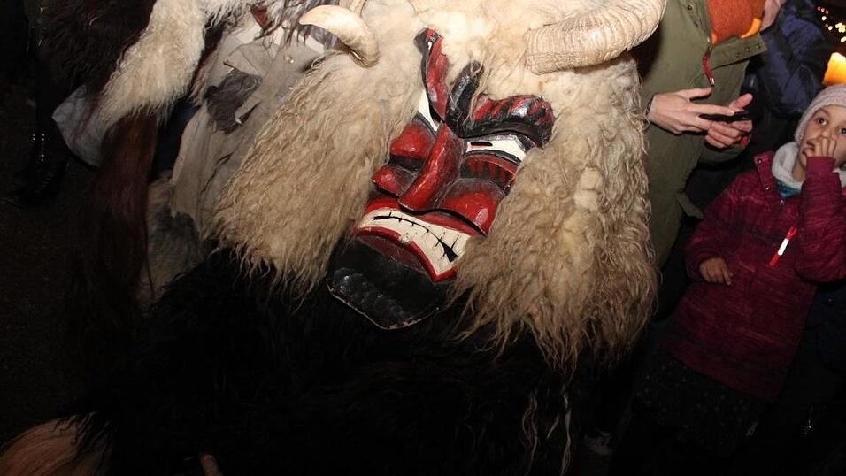 Die Perchtengruppe 'Frisinger Fratz'n' trat am Mittwochabend auf dem Landshuter Christkindlmarkt auf. Die Perchtengruppe 'Frisinger Fratz'n' trat am Mittwochabend auf dem Landshuter Christkindlmarkt auf.