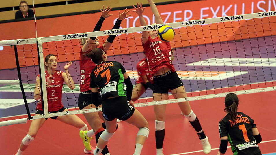 Ismaili Valbona (Nummer 7, in Schwarz) war auch im Derby gegen Vilsbiburg einmal mehr eine der st&auml;rksten Spielerinnen von NawaRo Straubing. Auch sie konnte aber letztendlich die Niederlage nicht verhindern.
