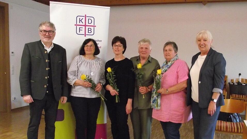 Das neu gewählte Vorstandsteam: (von links) Pfarrer Johannes Hofmann, Gabi Schedl, Jutta Oberländer, Ritta Will und Christa Jakubowski mit der Bezirksleiterin Margit Kurzbeck. Das neu gewählte Vorstandsteam: (von links) Pfarrer Johannes Hofmann, Gabi Schedl, Jutta Oberländer, Ritta Will und Christa Jakubowski mit der Bezirksleiterin Margit Kurzbeck.