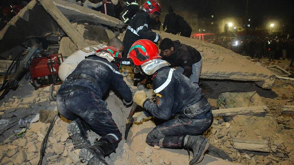 In dem eingestürzten Haus wohnten nach staatlichen Angaben acht Familien. In dem eingestürzten Haus wohnten nach staatlichen Angaben acht Familien.