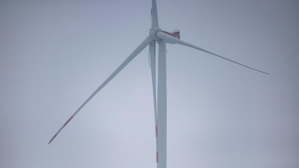 Der Flügel eines Windrads ist abgeknickt, weshalb eine angrenzende Autobahn gesperrt werden musste. Der Flügel eines Windrads ist abgeknickt, weshalb eine angrenzende Autobahn gesperrt werden musste.