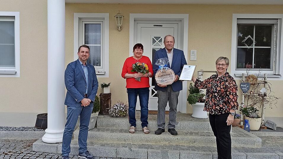 Paul Bauer (2. v. r.) wurde zum Altbürgermeister ernannt, Bürgermeisterin Raimunda Menzel (r.) und Vizebürgermeister Markus Riedl überreichten die Urkunde und ein Präsent, Blumen gab es für Ehefrau Resi Bauer. Paul Bauer (2. v. r.) wurde zum Altbürgermeister ernannt, Bürgermeisterin Raimunda Menzel (r.) und Vizebürgermeister Markus Riedl überreichten die Urkunde und ein Präsent, Blumen gab es für Ehefrau Resi Bauer.
