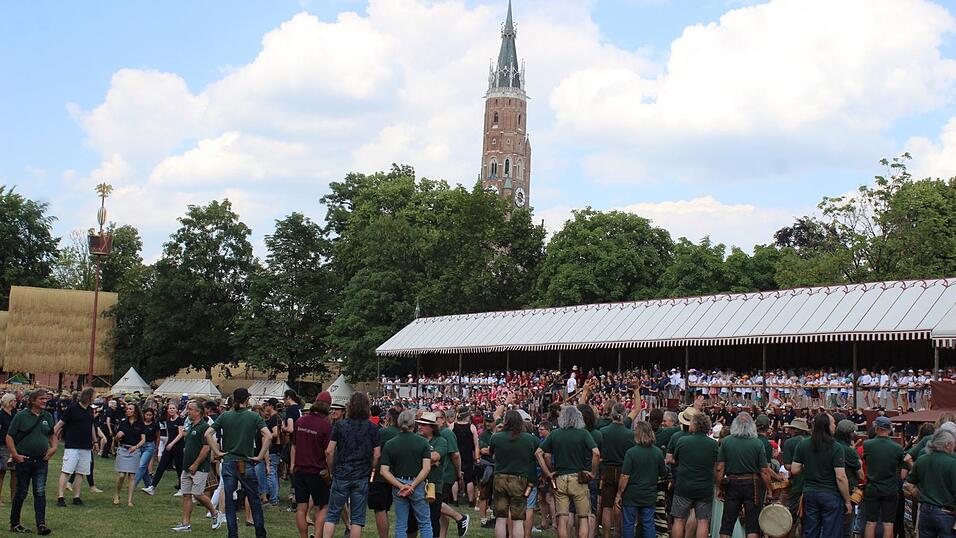 Am 17. Juni fand in Landshut die zweite Wiesenprobe für die Landshuter Hochzeit statt. Am 17. Juni fand in Landshut die zweite Wiesenprobe für die Landshuter Hochzeit statt.