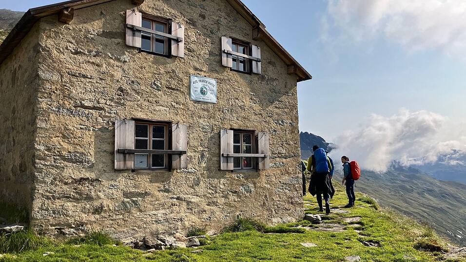 Früher ging der Gletscher direkt an der alten Prager Hütte vorbei, heute weiden in der Region Schafe.