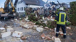 Einsatzkr&auml;fte fanden einen toten Menschen in dem Wohnhaus.