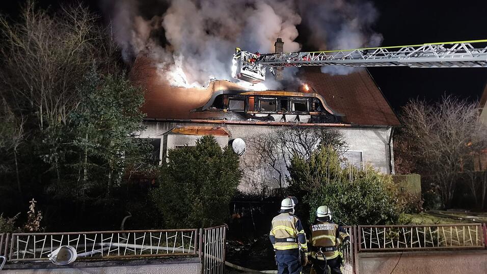Feuerwehreinsatz in der Nacht von Donnerstag auf Freitag in Burglengenfeld. Dort stand der Dachstuhl eines Einfamilienhauses in Flammen.