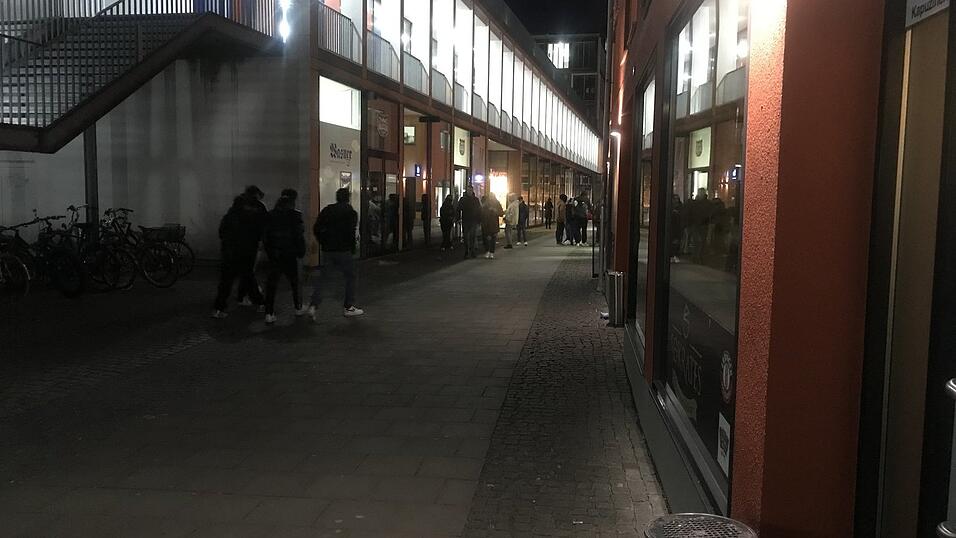 Am Abend treffen sich immer öfter Jugendliche vor dem City Center. Am Abend treffen sich immer öfter Jugendliche vor dem City Center.