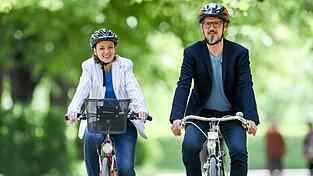 Helm auf: So schützen sich Radfahrer vor schweren Kopfverletzungen.