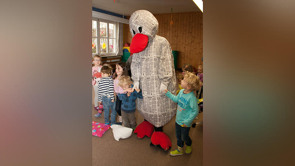 20 Kindergartenkinder des Städtischen Kindergartens in Sossau testen Anfang Januar für drei Wochen ein besonderes Projekt der Mediengruppe Straubinger Tagblatt//Landshuter Zeitung. Nach dem Zeitungsprojekt in Schulen starten die Redakteure der Jugend- und Schulredaktion das Pilotprojekt 'Zeitung im Kindergarten'. Besonderes Highlight: Zeitungsmaskottchen Paula Print. 20 Kindergartenkinder des Städtischen Kindergartens in Sossau testen Anfang Januar für drei Wochen ein besonderes Projekt der Mediengruppe Straubinger Tagblatt//Landshuter Zeitung. Nach dem Zeitungsprojekt in Schulen starten die Redakteure der Jugend- und Schulredaktion das Pilotprojekt 'Zeitung im Kindergarten'. Besonderes Highlight: Zeitungsmaskottchen Paula Print.