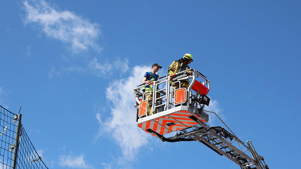 Auch die Drehleiter wurde zur Brandbek&auml;mpfung eingesetzt.