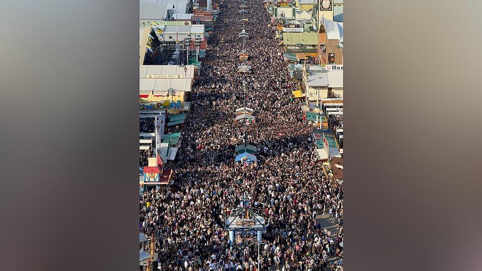 Weder vor noch zurück: Zeitweise war die Wiesn komplett dicht (Archivbild).