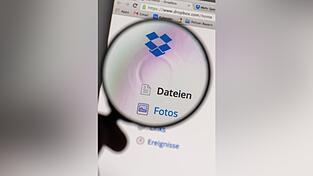 Dropbox ist ein Online-Speicherdienst, &uuml;ber den Nutzer Dateien im Internet speichern, verwalten und per Link teilen k&ouml;nnen. Inhalte m&uuml;ssen dabei nicht zwingend auf dem eigenen Ger&auml;t gespeichert sein.