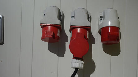 Eine Starkstromdose war der Grund, warum die Hauswirtschafterin die Garage betreten hat. Nur darin sei eine solche Dose gewesen, gab sie vor Gericht an. Eine Mieterin war damit nicht einverstanden und zog vor Gericht.(Symbolfoto)