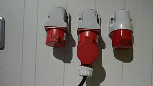 Eine Starkstromdose war der Grund, warum die Hauswirtschafterin die Garage betreten hat. Nur darin sei eine solche Dose gewesen, gab sie vor Gericht an. Eine Mieterin war damit nicht einverstanden und zog vor Gericht.(Symbolfoto)