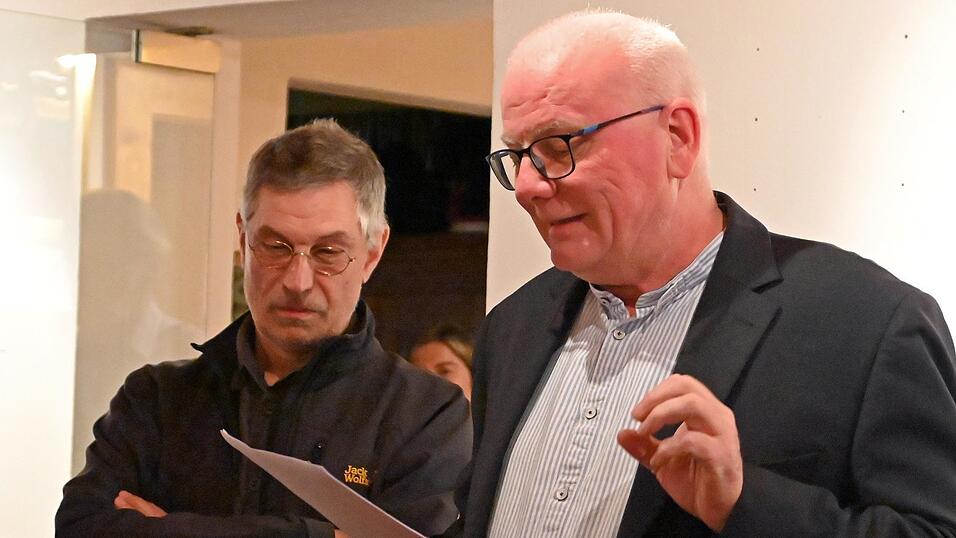 Erwin Hofg&auml;rtner (r.) erl&auml;utert die Werke von Bernd M. Nestler.