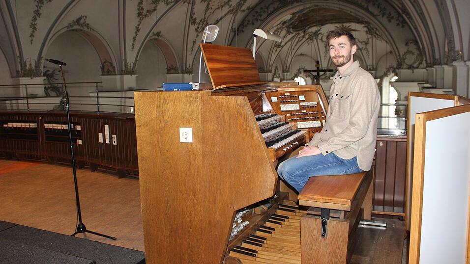 Alexander Feih an der Orgel in der Stadtpfarrkirche in Viechtach. Am 1. März hat er hier zum ersten Mal den Gottesdienst musikalisch begleitet. Alexander Feih an der Orgel in der Stadtpfarrkirche in Viechtach. Am 1. März hat er hier zum ersten Mal den Gottesdienst musikalisch begleitet.