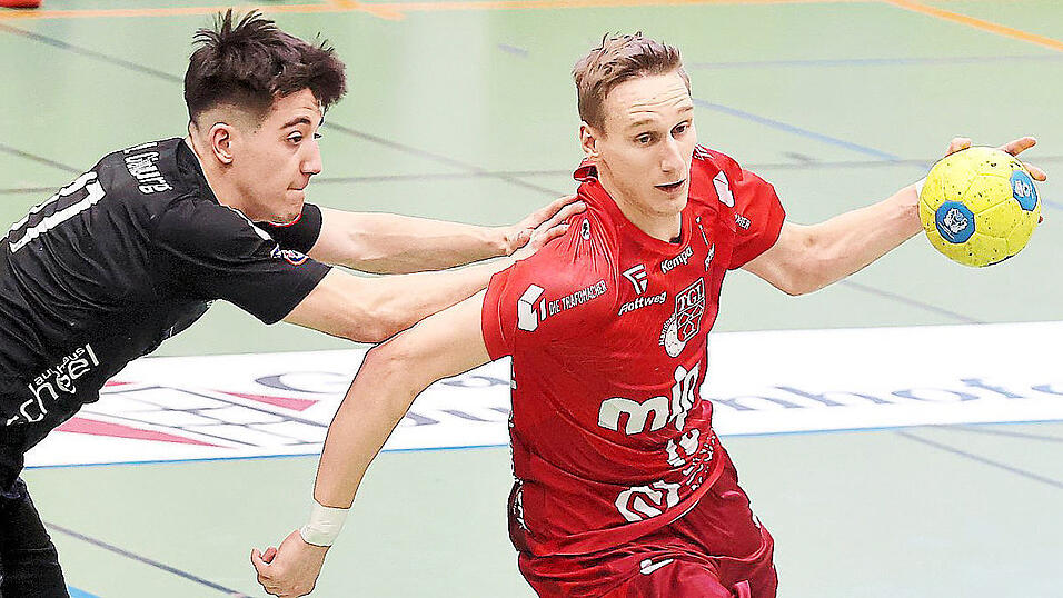 Goldenes H&auml;ndchen: Mit bockstarken acht &bdquo;Buden&ldquo; war Paul Saborowski (am Ball) der Matchwinner der Landshuter.