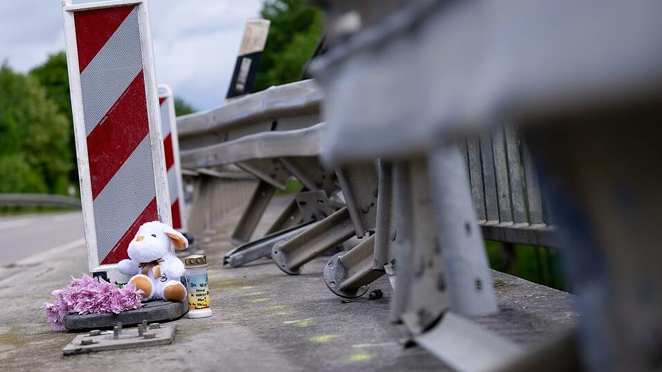 Auch am Unfallort wurden Blumen und Kerzen niedergelegt.