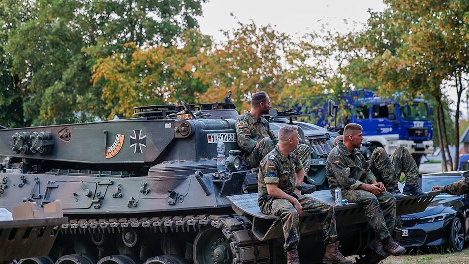 Die Bundeswehr unterstützt bei der Brandbekämpfung. Die Bundeswehr unterstützt bei der Brandbekämpfung.