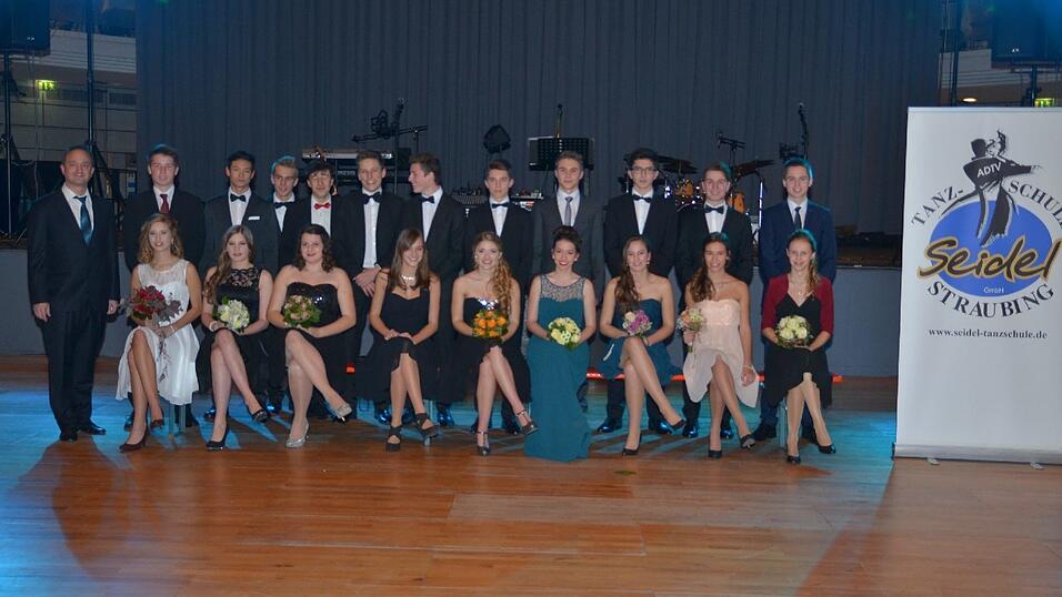 Die Bilder vom Abschlussball der Tanzschule Seidel in der Fraunhofer-Halle am 28. November. Die Bilder vom Abschlussball der Tanzschule Seidel in der Fraunhofer-Halle am 28. November.