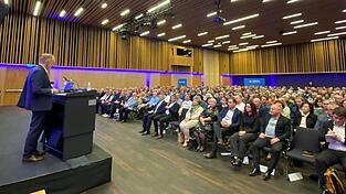 Mit 670 Gästen verzeichnet das Wirtschaftsforum der Raiffeisenbank in diesem Jahr einen Rekordbesuch. Ein Grund dürfte der Vortrag von ifo-Chef Clemens Fuest (links) gewesen sein. Mit 670 Gästen verzeichnet das Wirtschaftsforum der Raiffeisenbank in diesem Jahr einen Rekordbesuch. Ein Grund dürfte der Vortrag von ifo-Chef Clemens Fuest (links) gewesen sein.