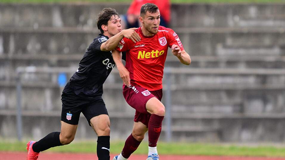 Oscar Schönfelder (r.) zeigte sich in den Vorbereitungsspielen auf der Linksverteidigerposition sehr solide, wurde aber am Dienstag im Training von einer schweren Verletzung des Kreuzbands ausgebremst und fällt lange aus. Oscar Schönfelder (r.) zeigte sich in den Vorbereitungsspielen auf der Linksverteidigerposition sehr solide, wurde aber am Dienstag im Training von einer schweren Verletzung des Kreuzbands ausgebremst und fällt lange aus.