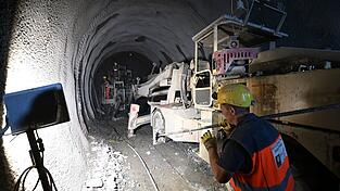 Vor einer Sprengung: Arbeiten f&uuml;r den Brennerbasistunnel (BBT). (Archivbild)