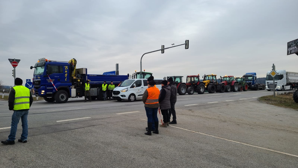 Etwa 60 Schlepper und LKWs haben beide Auffahrten zur Autobahn Hunderdorf blockiert. Etwa 60 Schlepper und LKWs haben beide Auffahrten zur Autobahn Hunderdorf blockiert.