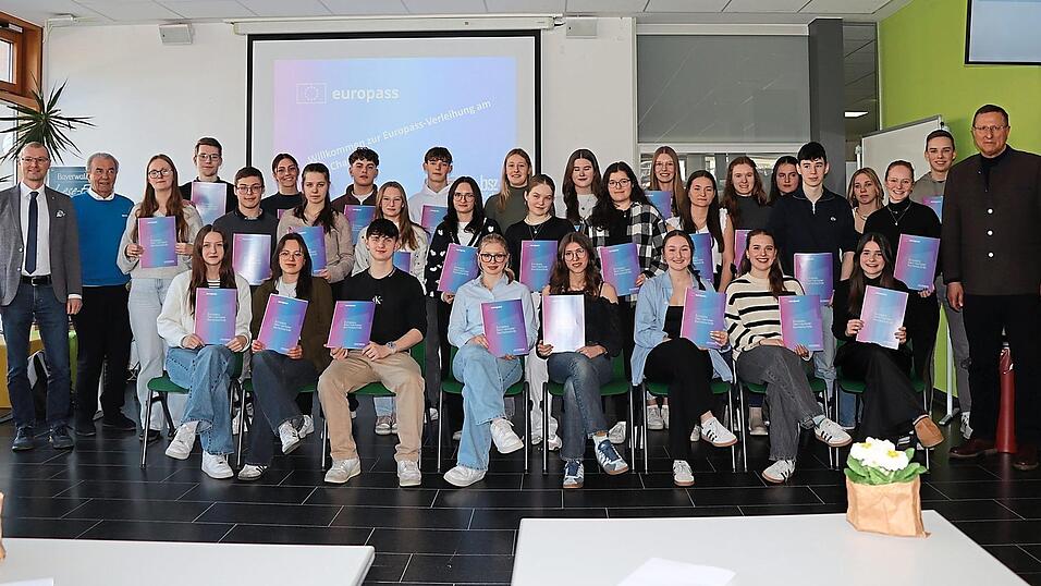 Sie kommen aus Wirtschafts-, Sozial- oder Gesundheitszweig: Das Auslandspraktikum haben sie alle erfolgreich abgeschlossen. Sie kommen aus Wirtschafts-, Sozial- oder Gesundheitszweig: Das Auslandspraktikum haben sie alle erfolgreich abgeschlossen.