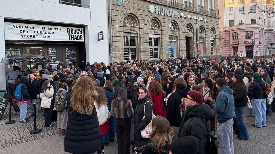 In Berlin-Neuk&ouml;lln standen Fans von Harry Styles Schlange, um seine neue Single zu h&ouml;ren. (Archivbild)