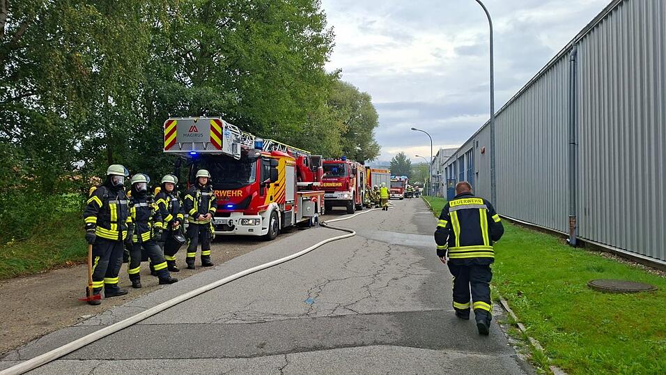 Ein Gro&szlig;aufgebot der Feuerwehr r&uuml;ckte am Mittwochvormittag zu einem Brand in einem Zwieseler Industriebetrieb aus.