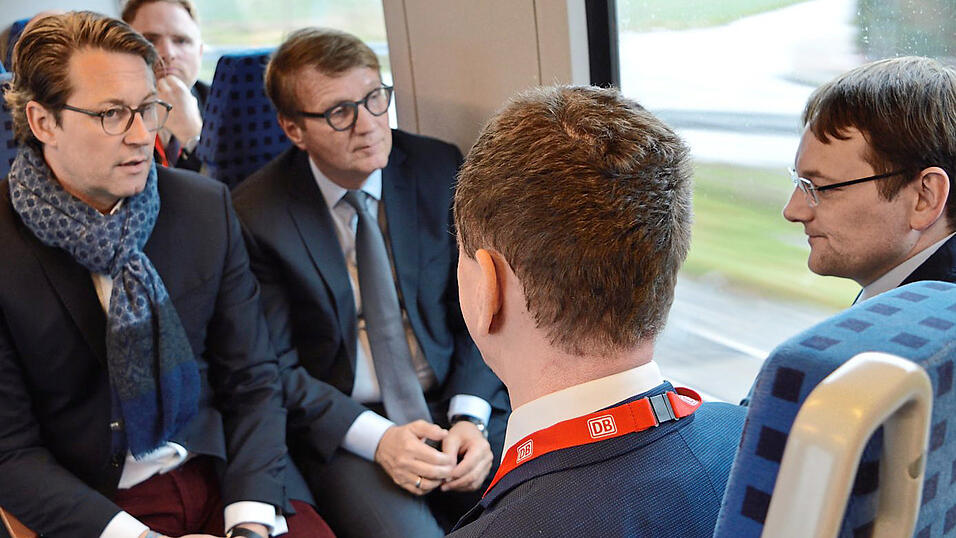 Bei der Jungfernfahrt (v. l.): Bundesverkehrsminister Andreas Scheuer, Bahnvorstand Ronald Pofalla und der bayerische Verkehrsminister Hans Reichhart genie&szlig;en die Bahnfahrt im &Uuml;fex.