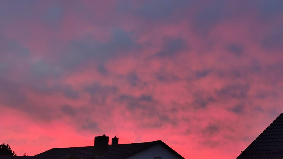 Unterneuhausen, Saharastaub-Regen zum Sonnenaufgang am Dienstag.