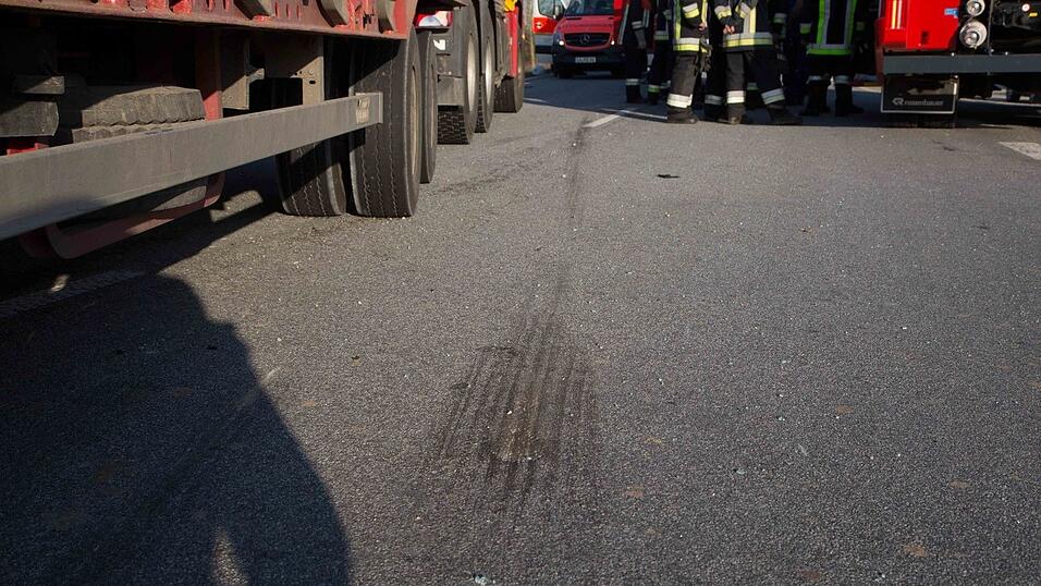 Bei einem Unfall in Oberm&uuml;nchen ist eine Person gestorben. Foto: FD