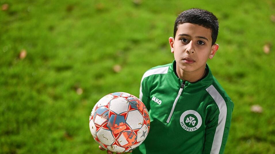 Der neunjährige Fußballer Wasen Al-Ali auf dem Sportplatz in Heisfelde. Der neunjährige Fußballer Wasen Al-Ali auf dem Sportplatz in Heisfelde.