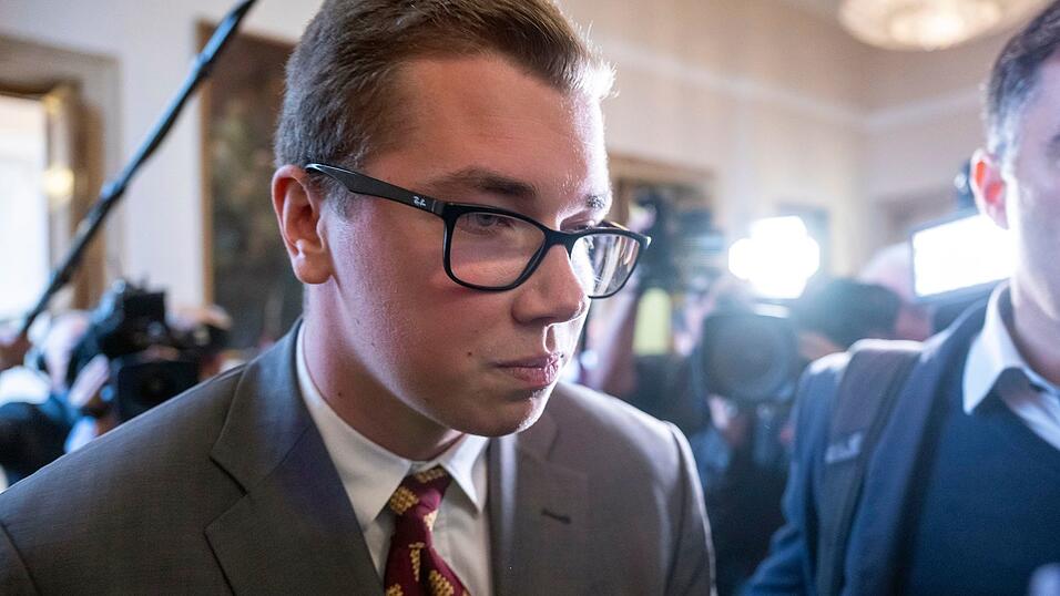 Der AfD-Politiker Daniel Halemba ist unter anderem wegen Volksverhetzung, Geldwäsche und Sachbeschädigung angeklagt. (Archivbild) Der AfD-Politiker Daniel Halemba ist unter anderem wegen Volksverhetzung, Geldwäsche und Sachbeschädigung angeklagt. (Archivbild)