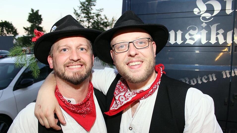 Auch am Freitag war super Stimmung am Ergoldinger Volksfest. Auch am Freitag war super Stimmung am Ergoldinger Volksfest.