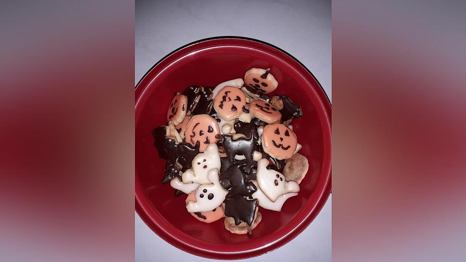 Da greift man doch gerne nochmal in die Keksschüssel. Noch mehr Kekse mit Kürbis-Gesichtern, schwarzen Katzen und Geistern zum Vernaschen.