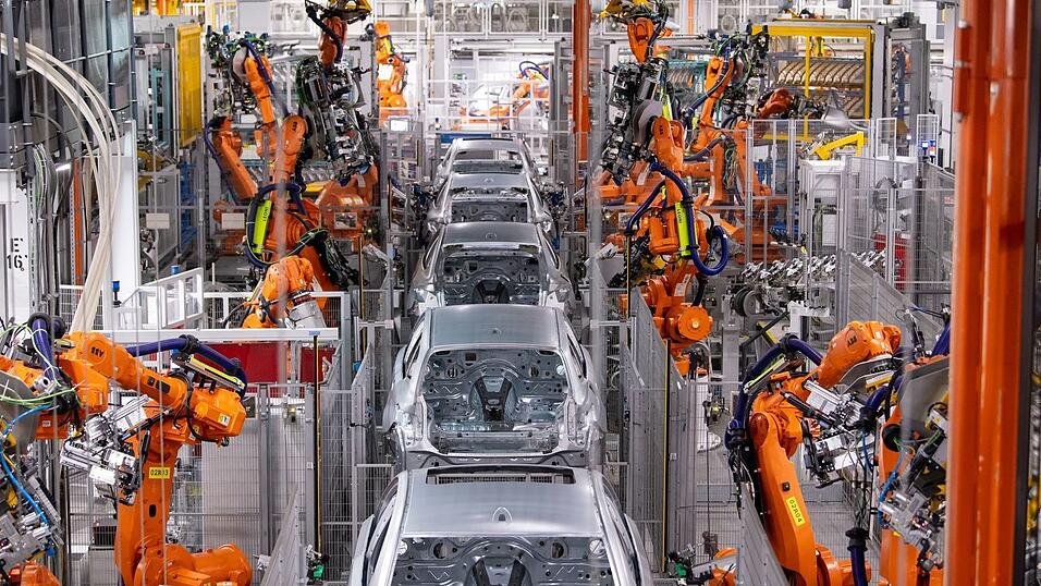 Die deutsche Autoindustrie steckt in der Krise. Schwache Nachfrage, hohe Kosten und neue Konkurrenz aus China drücken auf die Stimmung. Die deutsche Autoindustrie steckt in der Krise. Schwache Nachfrage, hohe Kosten und neue Konkurrenz aus China drücken auf die Stimmung.