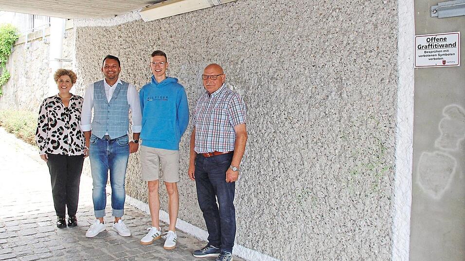 Auf den weiß umrandeten Flächen dürfen Sprayer ihrer Kreativität freien Lauf lassen, ohne Konsequenzen befürchten zu müssen. Dazu laden ein (von links) Bürgermeisterin Alexandra Riedl, Verwaltungsleiter Josef Kaml, David Nagelschmidt vom Jugendrat und Hans Spagl, Leiter des Bauhofs. Auf den weiß umrandeten Flächen dürfen Sprayer ihrer Kreativität freien Lauf lassen, ohne Konsequenzen befürchten zu müssen. Dazu laden ein (von links) Bürgermeisterin Alexandra Riedl, Verwaltungsleiter Josef Kaml, David Nagelschmidt vom Jugendrat und Hans Spagl, Leiter des Bauhofs.