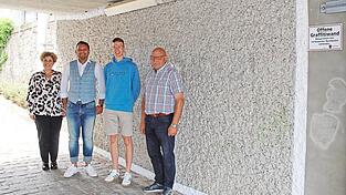 Auf den weiß umrandeten Flächen dürfen Sprayer ihrer Kreativität freien Lauf lassen, ohne Konsequenzen befürchten zu müssen. Dazu laden ein (von links) Bürgermeisterin Alexandra Riedl, Verwaltungsleiter Josef Kaml, David Nagelschmidt vom Jugendrat und Hans Spagl, Leiter des Bauhofs. Auf den weiß umrandeten Flächen dürfen Sprayer ihrer Kreativität freien Lauf lassen, ohne Konsequenzen befürchten zu müssen. Dazu laden ein (von links) Bürgermeisterin Alexandra Riedl, Verwaltungsleiter Josef Kaml, David Nagelschmidt vom Jugendrat und Hans Spagl, Leiter des Bauhofs.