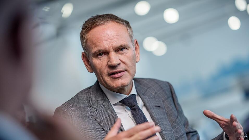 Blume: «Um eine erfolgreiche Zukunft dieses Unternehmens zu sichern, ist die Kostenarbeit entscheidend.» Blume: «Um eine erfolgreiche Zukunft dieses Unternehmens zu sichern, ist die Kostenarbeit entscheidend.»