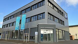 Das neue IHK-Zentrum steht an der Ludwig-Erhard-Straße, im Gewerbegebiet Münchnerau.