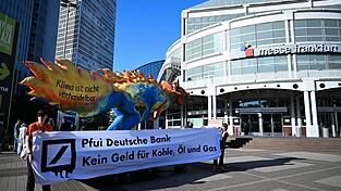 Die Hauptversammlung der Deutschen Bank in Frankfurt wurde von Protesten begleitet.