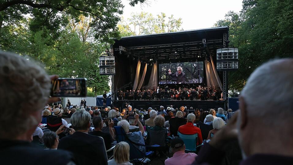 Das Bayreuther Festspielorchester tritt zweimal in der Spielzeit bei einem Open-Air auf. Nun geht es nach Spanien. (Archivbild) Das Bayreuther Festspielorchester tritt zweimal in der Spielzeit bei einem Open-Air auf. Nun geht es nach Spanien. (Archivbild)