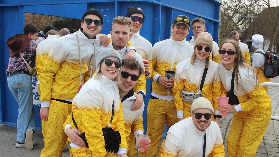 Viele Faschings-Fans haben sich am Samstag den Umzug in Langenbach angesehen. Viele Faschings-Fans haben sich am Samstag den Umzug in Langenbach angesehen.