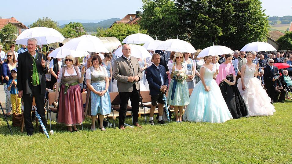 Die Ehreng&auml;ste und Festhonoratioren beim Festgottesdienst