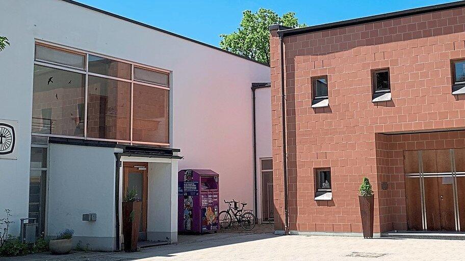 Seit dem Jahr 2000 steht anstelle der umgebauten Baracke des ehemaligen Stalag-Gefangenenlagers ein moderner Bau.